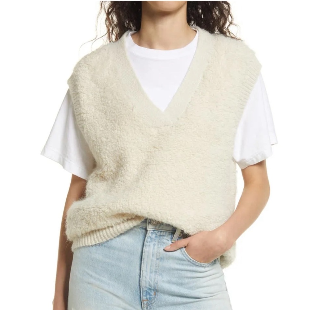 VERO MODA Women’s S Loopi Cream Birch V-Neck Fuzzy Soft Knit Sweater Vest NWT
